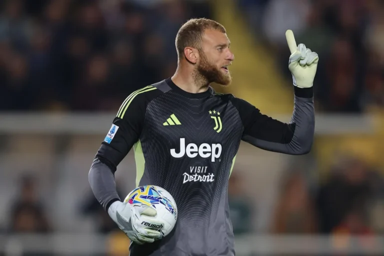 Mattia Di Gregorio portiere Juventus in maglia nera con pallone e guantoni durante una partita