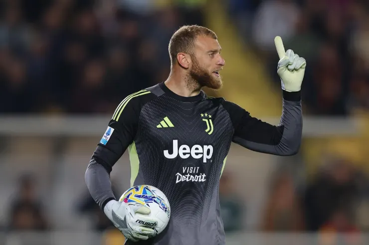 Di Gregorio portiere della Juventus durante una partita, indossa la divisa nera con sponsor Jeep