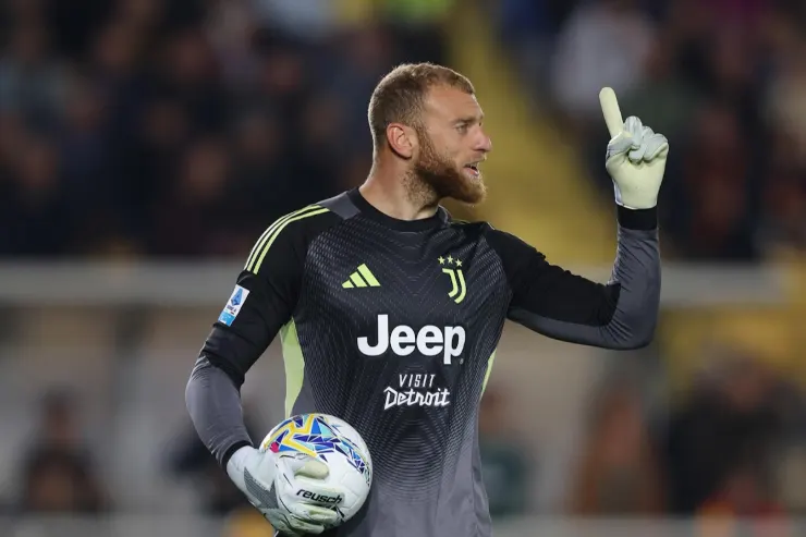 Di Gregorio portiere Juventus con pallone durante la partita, indossa maglia nera Jeep