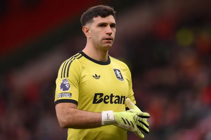Portiere in divisa gialla con sponsor Betan durante una partita in stadio