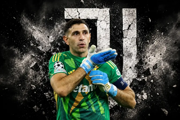 Dibu Martinez, portiere della Juventus, con guantoni blu e giallo in maglia verde