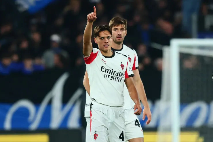Ricci esulta durante una partita del Milan, con il braccio alzato in segno di celebrazione