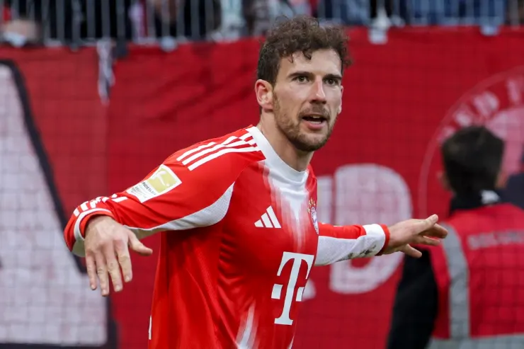 Leon Goretzka in maglia Bayern Monaco durante una partita, in panchina con gesto di comunicazione