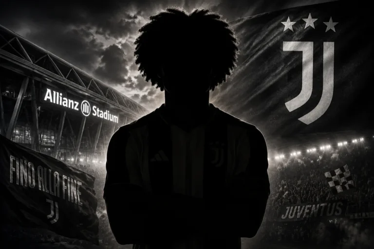 Silhouette di giocatore Juventus all'Allianz Stadium con logo bianconero e tre stelle sullo sfondo