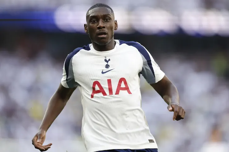 Kolo Muani in maglia Tottenham durante una partita, con il logo AIA visibile sulla divisa