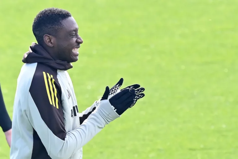 Kolo Muani durante l'allenamento della Juventus con tuta bianconera e guanti