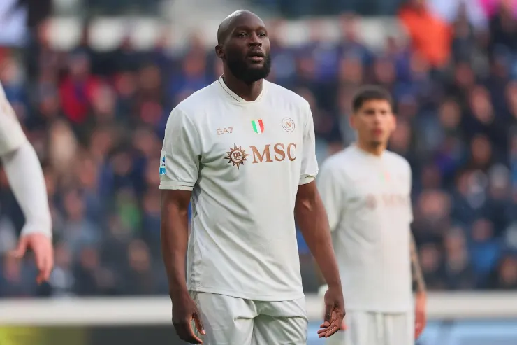 Romelu Lukaku in maglia bianca del Napoli durante una partita allo stadio