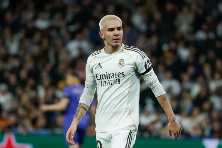 Mastantuono in maglia Real Madrid durante una partita, giocatore giovane con capelli bianchi