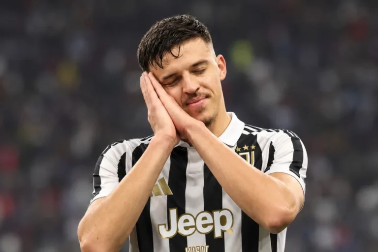 Muharemovic della Juventus in maglia bianconera Jeep con espressione pensierosa, mani al viso durante la partita