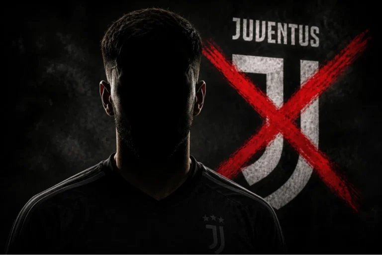 Giocatore della Juventus di spalle in maglia nera, logo bianconero sullo sfondo