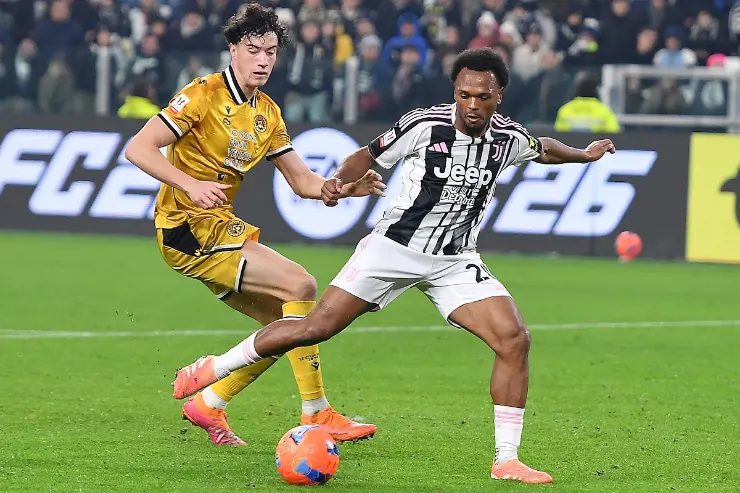 Giocatore della Juventus in maglia bianconera contrasta un avversario in maglia gialla durante una partita di Serie A