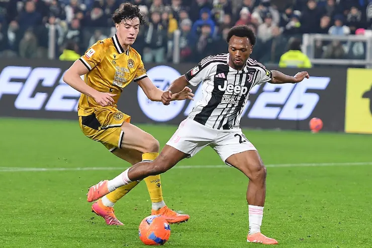 Openda in giallo contrasta con difensore Juventus in bianconero durante partita di calcio