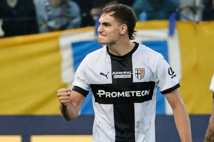 Pellegrino in maglia Parma con fascia di capitano durante una partita