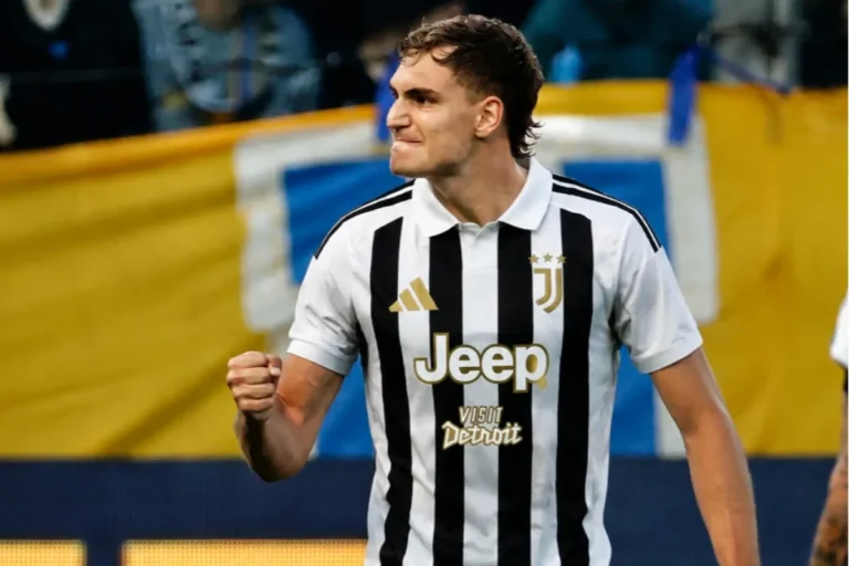 Pellegrino in maglia a strisce bianconere con sponsor Jeep durante una partita