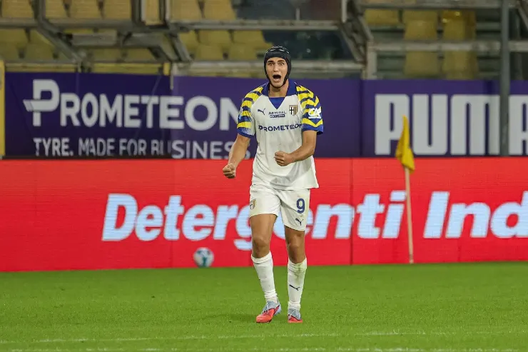 Mateo Pellegrino in maglia Parma numero 9 durante una partita, in corsa sul campo con gli sponsor sullo sfondo