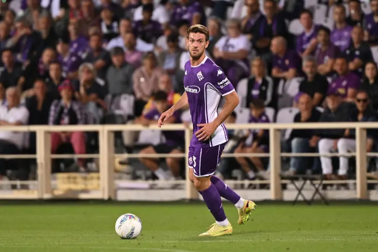 Daniele Rugani in azione con la maglia della Fiorentina durante una partita