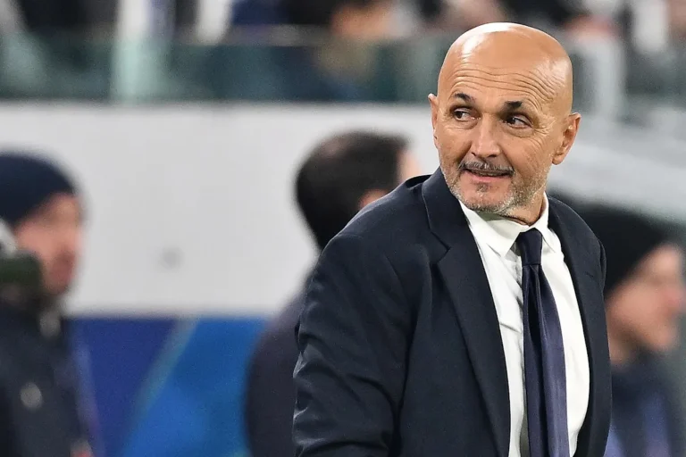 Luciano Spalletti in panchina durante una partita, con giacca blu e cravatta nera