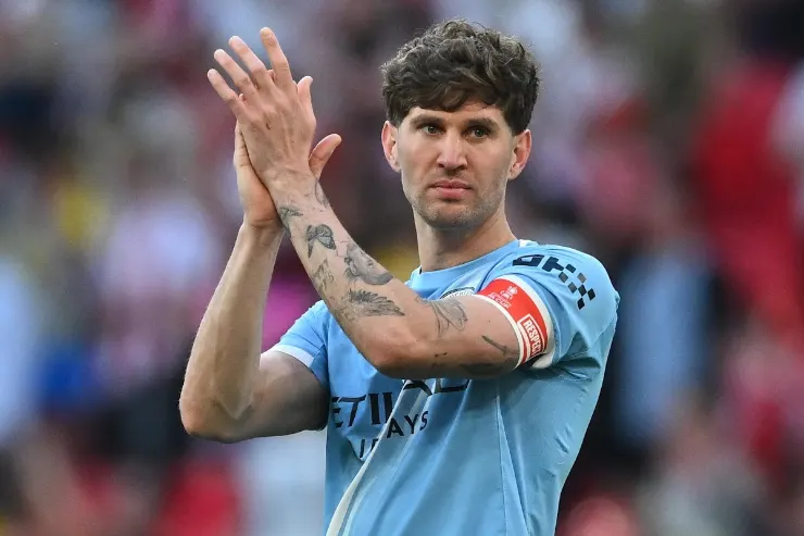 John Stones con la fascia da capitano, saluta il pubblico durante una partita in maglia azzurra