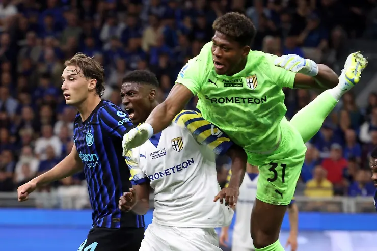 Portiere in maglia verde con numero 31 festeggia durante la partita, Inter in maglia blu sullo sfondo