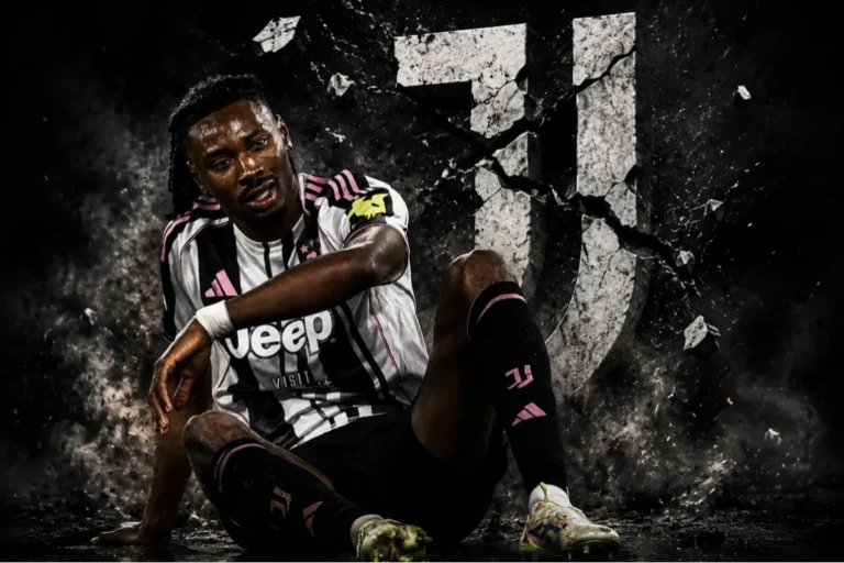 Khephren Thuram in maglia Juventus seduto a terra con espressione sofferente