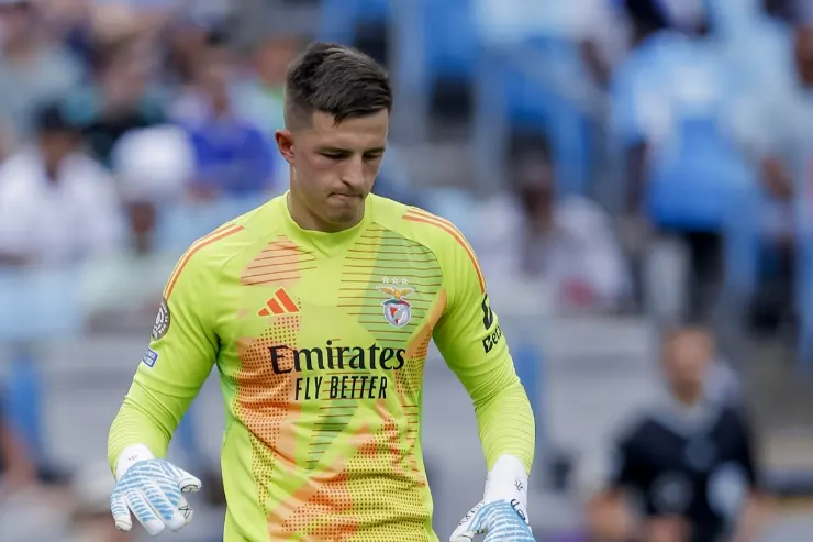Anatoliy Trubin in divisa da portiere del Benfica con maglia gialla e sponsor Emirates