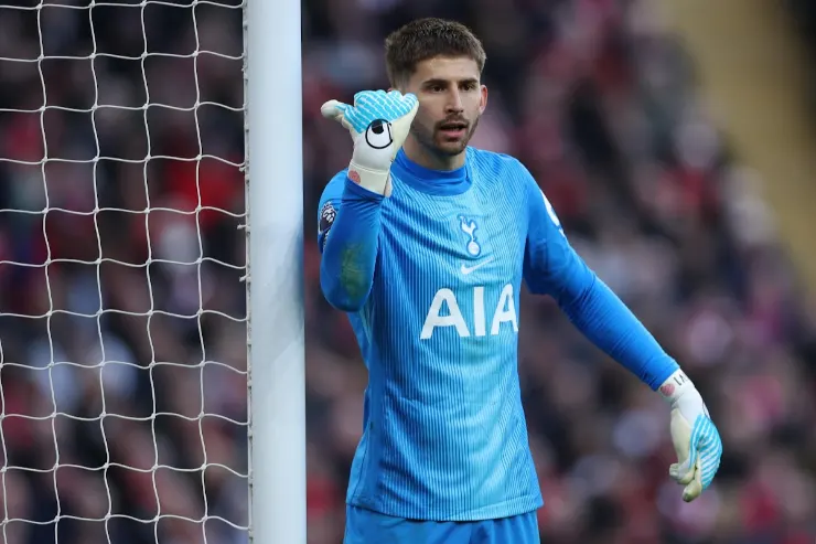 Vicario portiere del Tottenham in divisa blu durante una partita
