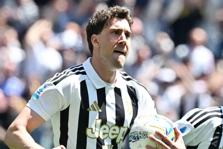 Vlahovic in maglia Juventus durante una partita, con espressione di gioco concentrata