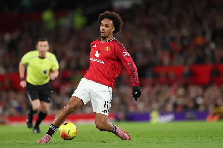 Joshua Zirkzee in azione durante una partita, con la maglia del Manchester United numero 11