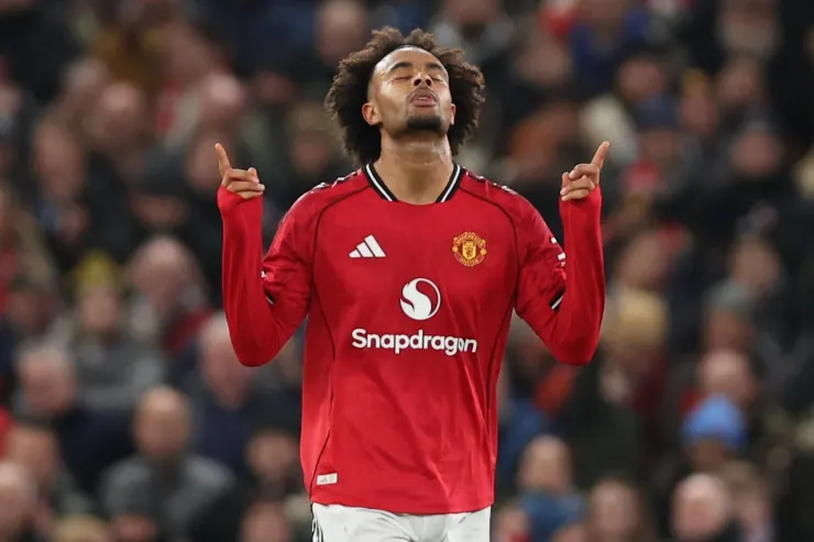 Zirkzee esulta in campo con la maglia del Manchester United durante una partita
