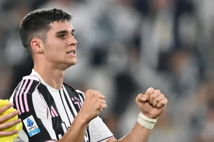 Adzic in maglia Juventus durante una partita, con fascia al polso e espressione concentrata