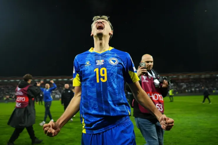 Giocatore della Bosnia con maglia numero 19 esulta in campo durante una partita internazionale