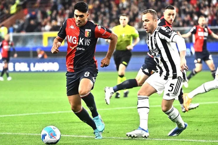 Arthur in azione con la maglia della Juventus durante una partita di Serie A