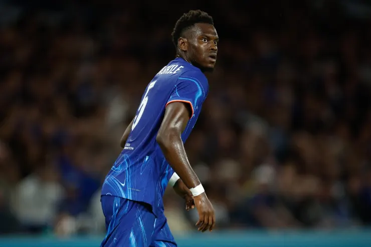 Badiashile difensore Chelsea maglia blu durante partita