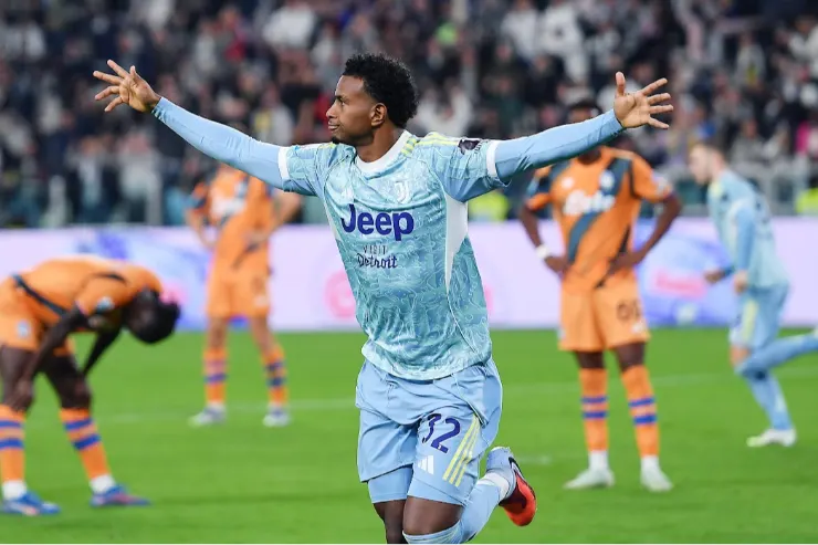 Cabal esulta in maglia Juventus numero 42 durante una partita di Serie A