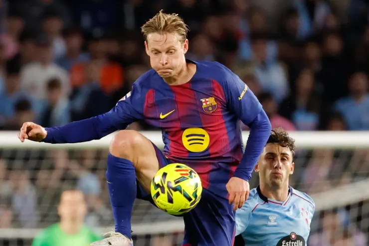 Frenkie de Jong con la maglia del Barcellona controlla il pallone durante una partita