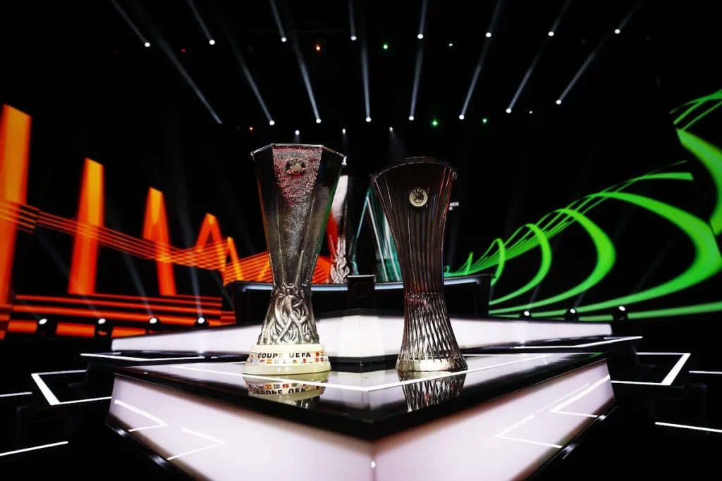 Coppe europee UEFA: Europa League e Conference League trofei esposti durante il sorteggio