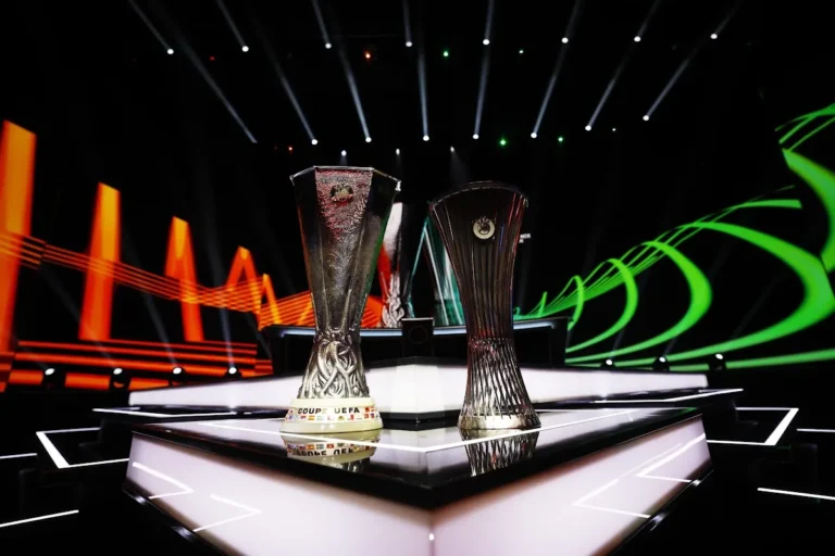 Coppe europee UEFA: Europa League e Conference League trofei esposti durante il sorteggio