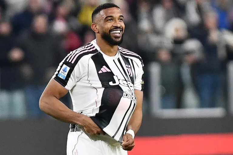 Gleison Bremer sorride in campo con la maglia della Juventus durante una partita