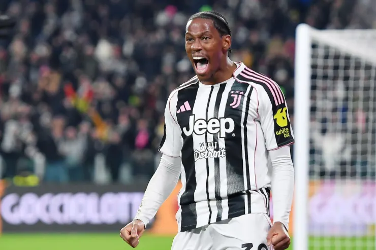 Jonathan David esulta durante una partita della Juventus, indossando la maglia bianconera con sponsor Jeep