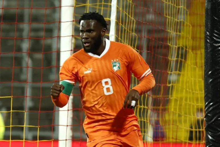 Franck Kessie centrocampista numero 8 maglia arancione durante partita calcio