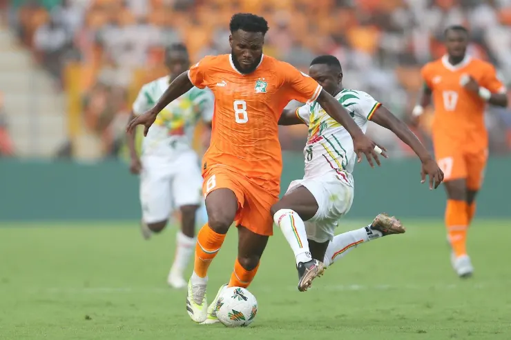 Franck Kessié della Costa d'Avorio controlla il pallone durante una partita di calcio