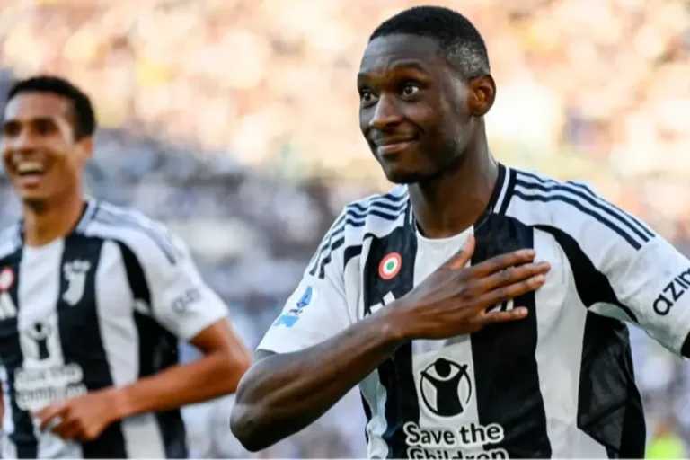 Kolo Muani sorride durante l'allenamento con la Juventus, indossa la maglia bianconera con lo sponsor Save the Children
