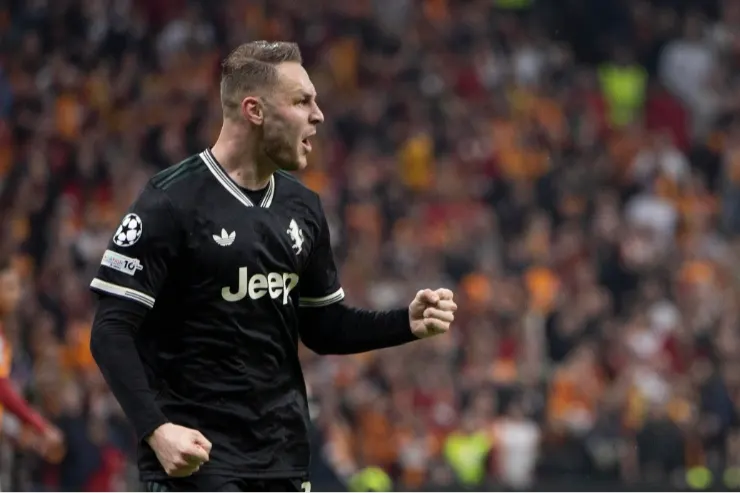Koopmeiners in maglia Juventus nera durante una partita, corre con determinazione in campo