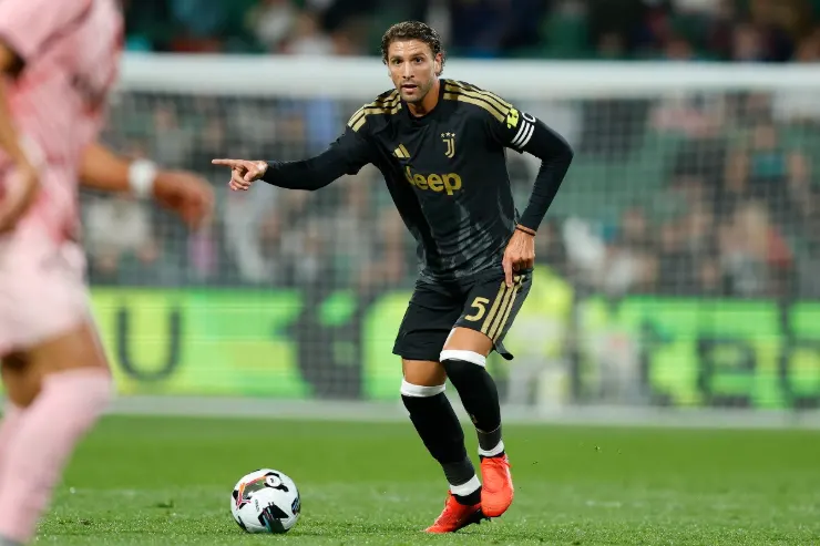 Locatelli con la maglia della Juventus durante una partita, con la palla ai piedi in campo