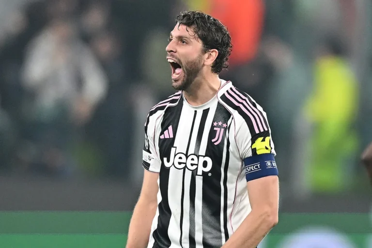 Locatelli con la fascia di capitano della Juventus durante una partita, con la maglia a righe bianconere e logo Jeep
