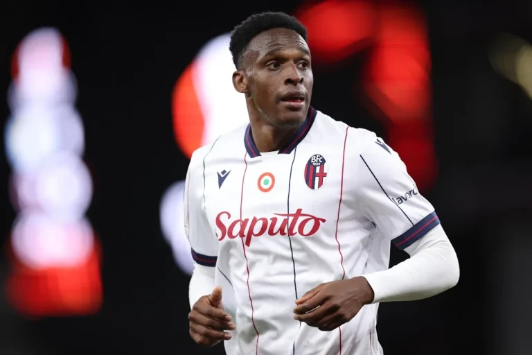 Lucumí difensore in maglia Bologna bianca con sponsor Saputo durante partita