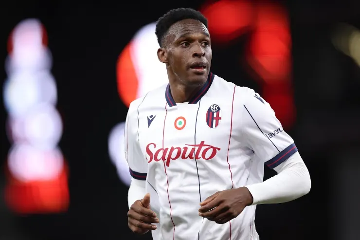 Lucumì in maglia bianca Saputo durante una partita, attaccante in campo