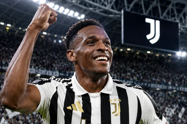 Lucumí esulta in maglia Juventus con il pugno chiuso nello stadio