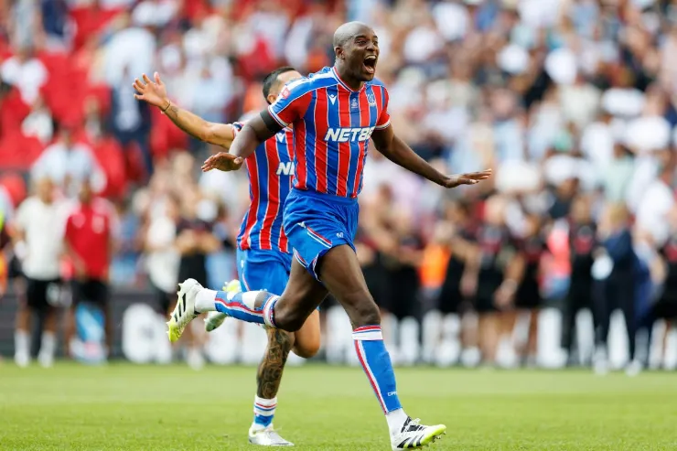 Mateta in maglia Crystal Palace celebra durante una partita, con braccio destro alzato in gesto di gioia