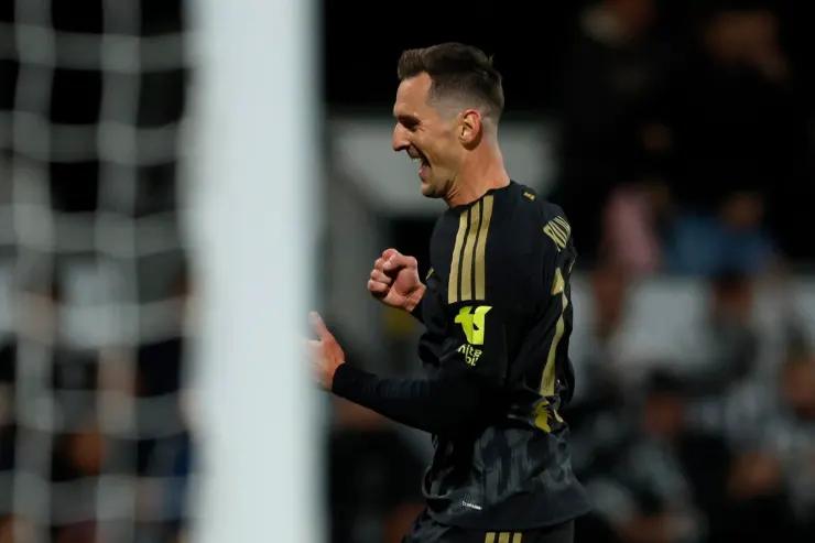 Arkadiusz Milik in azione con la maglia della Juventus, durante una partita in campo